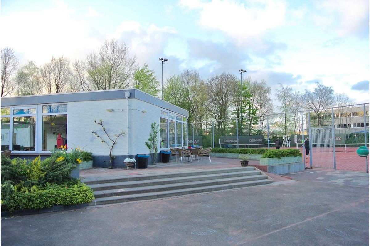 Het clubgebouw van VEP tennis aan de Talmalanen in het Staatsliedenkwartier